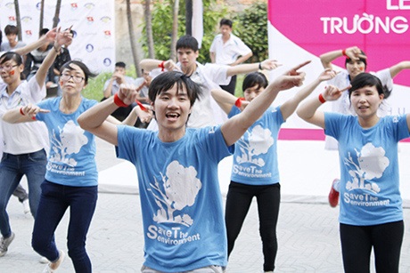 Ngộ nghĩnh điệu nhảy flashmob kiểu "con gà" của SV - 6 CLB công nghệ sinh học và môi trường