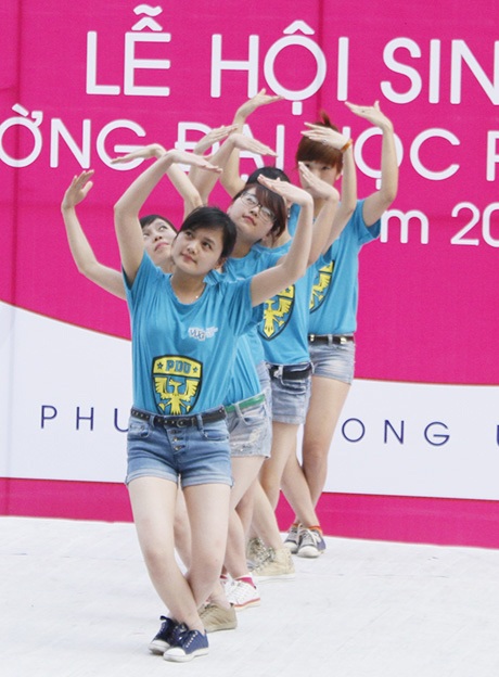 Ngộ nghĩnh điệu nhảy flashmob kiểu "con gà" của SV - 5 Các cô gái trẻ trung trong màu áo xanh hòa bình