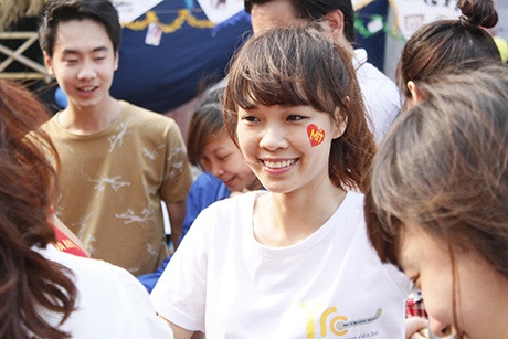 Ngộ nghĩnh điệu nhảy flashmob kiểu "con gà" của SV - 4 Cổ động viên cuộc thi flashmob rạng rỡ