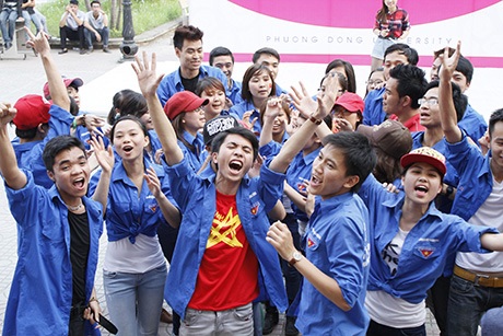 Ngộ nghĩnh điệu nhảy flashmob kiểu "con gà" của SV - 3 Niềm vui của những người chiến thắng