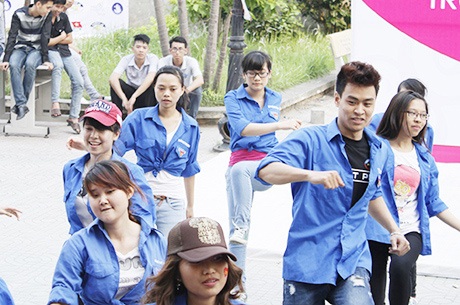 Ngộ nghĩnh điệu nhảy flashmob kiểu "con gà" của SV - 2 Hoa khôi (bạn đội mũ đỏ) và nam vương (bạn đứng cao nhất) cũng tham gia màn diễn của CLB TNTN