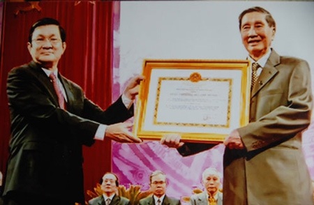 Đương tỏ dần góc khuất một gia tộc (Kỳ 1) - 4 Chủ tịch nước Trương Tấn Sang trao tặng Giải thưởng Hồ Chí Minh cho Nhạc sĩ Phạm Tuyên