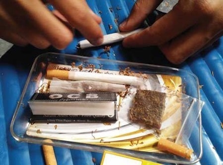 Điếu pin được cuốn trong tờ giấy OCB. Ảnh minh họa