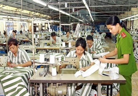 Những chính sách có hiệu lực từ ngày mai - 3 Phụ cấp cho cán bộ ở trại giam sẽ tăng thêm 25%