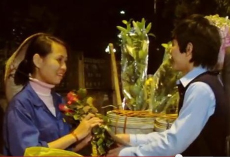 Xem clip đầy nhân văn mừng ngày 8/3 của SV Ngoại giao - 2 Bó hoa và giọt nước mắt người con trai vì người mẹ tảo tần...