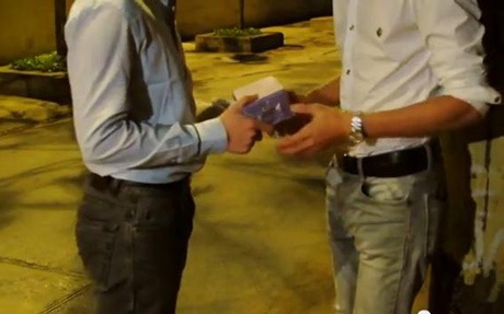 Xem clip đầy nhân văn mừng ngày 8/3 của SV Ngoại giao - 4 Bó hoa và giọt nước mắt người con trai vì người mẹ tảo tần...