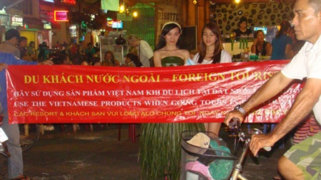 Gặp cô gái xinh xắn mặc váy lá dừa giữa Sài Gòn - 1 Triều Chính gây chú ý với thông điệp khách du lịch hãy sử dụng sản phẩm của Việt Nam.
