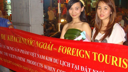 Gặp cô gái xinh xắn mặc váy lá dừa giữa Sài Gòn - 2 Triều Chính với trang phục lá dừa cùng thông điệp cô mang đến vào tối 26/2.