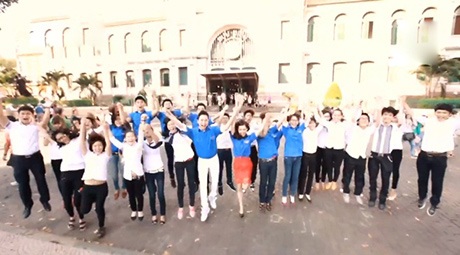 Sốt "Khúc hát đồng lòng" do 100 nghệ sĩ nổi tiếng thu âm - 1 Sốt Khúc hát đồng lòng do 100 nghệ sĩ nổi tiếng thu âm