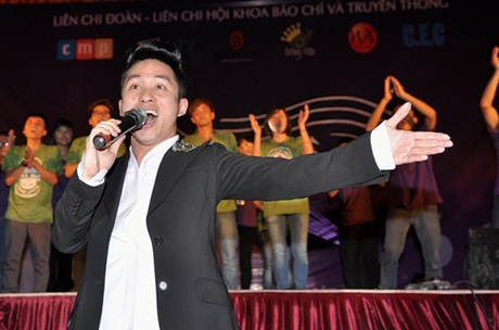 Anh đưa khán giả đi từ cung bậc cảm xúc thăng trầm đến sự vỡ òa sôi động