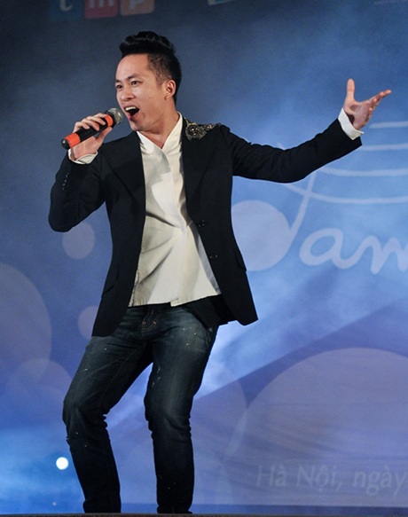 Tùng Dương xuất hiện giữa chương trình một cách đầy bất ngờ, khi ánh đèn vụt tắt