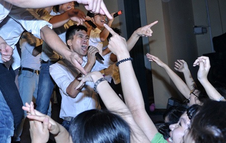 Thì các nam sinh lại bùng nổ, bốc cháy với “Sóng tình”