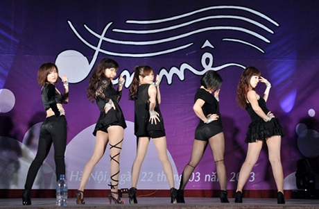 Màn nhảy sexy và nóng bỏng của các nữ sinh