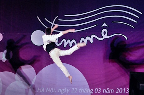 Ca sĩ lôi cuốn các bạn khán giả vào giai điệu Chăm pa của “Mưa bay tháp cổ”