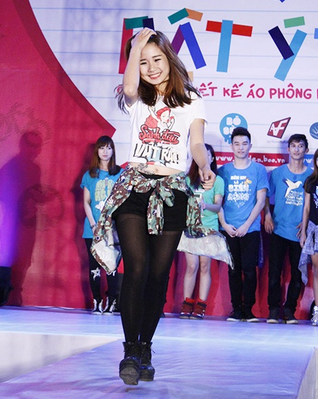 Các thành viên St.319 thể hiện độ sành điệu khi kết hợp áo phông với quần jean, legging, soóc...