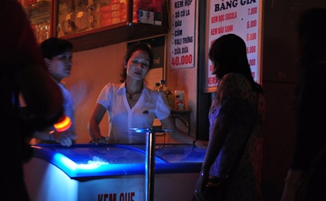 Quán kem Tràng Tiền bán hàng trong bóng tối hưởng ứng Giờ Trái đất