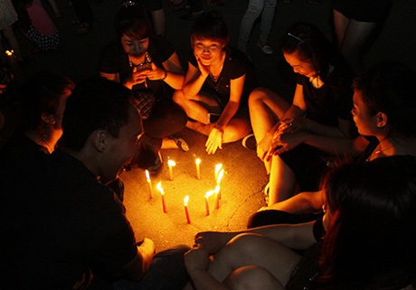 Hình ảnh đã trở nên quen thuộc sau nhiều lần Giờ Trái đất được tổ chức tại Việt Nam