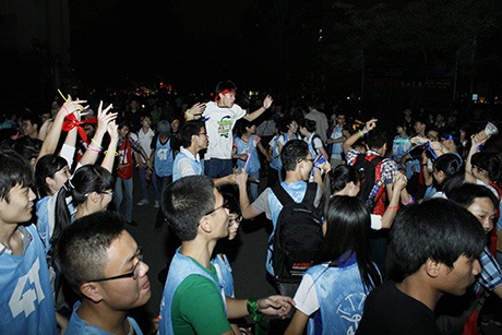 Các bạn trẻ tham gia trò chơi tập thể, ca hát không biết mệt trên đường phố thiếu ánh đèn