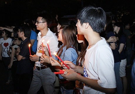 Bạn trẻ rước nến hưởng ứng Giờ Trái đất