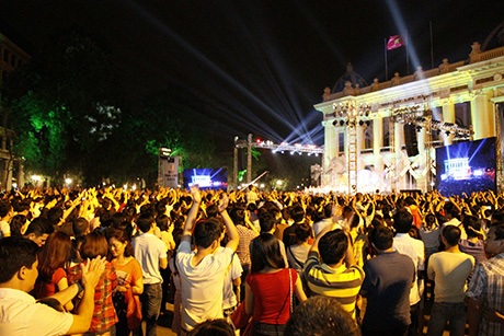 Bạn trẻ Hà thành hôn nhau bên Hồ Gươm mừng... Giờ Trái đất