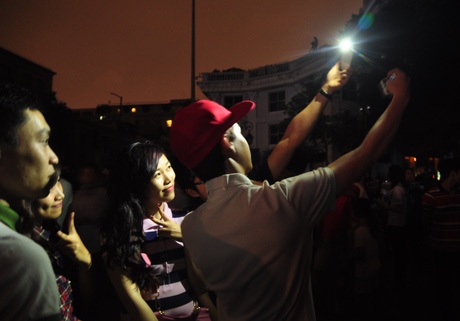 Dùng điện thoại lưu lại khoảnh khắc tắt đèn bằng ánh sáng từ một điện thoại khác.