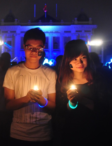 Chan hòa trong ánh nền và vòng phát sáng