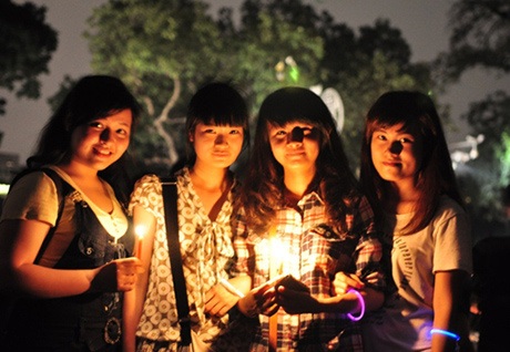 Ánh sáng của những cây nến lấp lánh ở khắp nơi