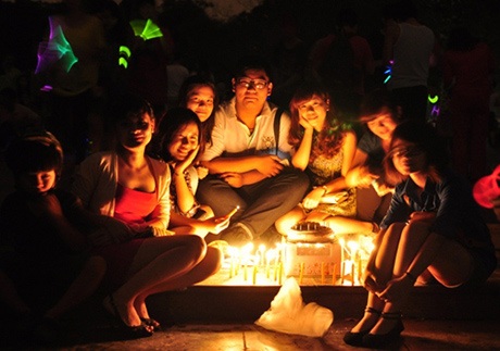 Cả gia đình quây quần bên ánh nến dưới chân tượng đài Lý Thái Tổ