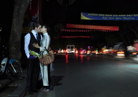 Cặp đôi hôn nhau bên Hồ Gươm