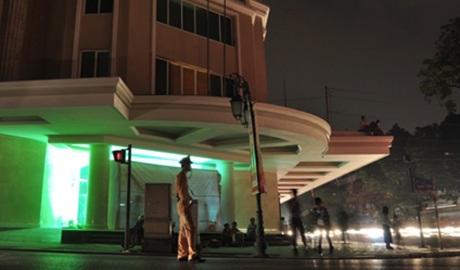 Cảnh sát giao thông làm nhiệm vụ trên con phố không ánh đèn đường