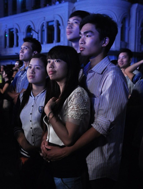 Đôi bạn trẻ im lặng dõi theo vẻ đẹp của Hà Nội trong Giờ Trái đất