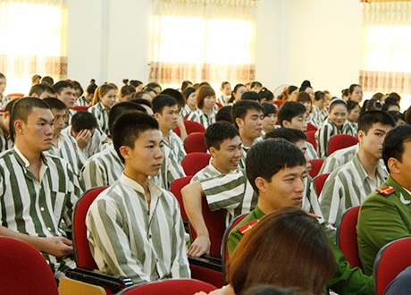 Mọi người lắng nghe và suy ngẫm về những câu chuyện chân thực