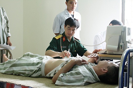 Các bác sĩ trẻ thăm khám cho phạm nhân trại giam Thanh Xuân