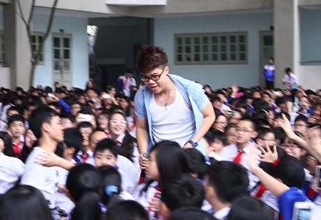 Cặp đôi Quỳnh Anh Shyn, Bê Trần bị fan bủa vây tại trường học - 7 Đinh Mạnh Ninh giao lưu với các em