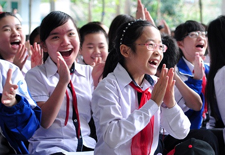 Cặp đôi Quỳnh Anh Shyn, Bê Trần bị fan bủa vây tại trường học - 6 7. Học sinh trường THCS Đoàn Thị Điểm thích thú với các tiết mục văn nghệ