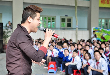 Cặp đôi Quỳnh Anh Shyn, Bê Trần bị fan bủa vây tại trường học - 5 Dương Trần Nghĩa tặng các khác giả nhỏ tuổi bài hát As long as you love me của Justin Bieber