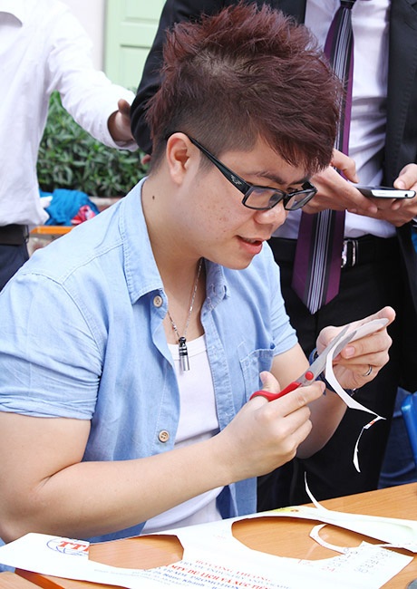 Cặp đôi Quỳnh Anh Shyn, Bê Trần bị fan bủa vây tại trường học - 4 Ca sĩ Đinh Mạnh Ninh có vẻ rất khéo tay