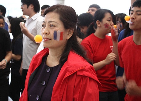 Thầy giáo chuyên Ams được học trò tung hô "thần may mắn" - 5 Thầy cô giáo nhiệt tình tham gia