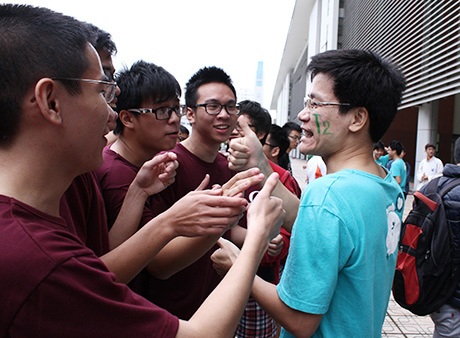 Thầy giáo chuyên Ams được học trò tung hô "thần may mắn" - 4 Học sinh 12 Toán 2 tung hô thầy giáo là thần may mắn mang về chức vô địch