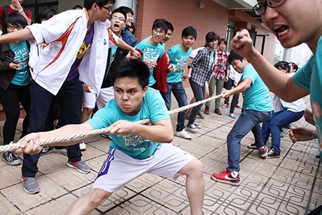 Thầy giáo chuyên Ams được học trò tung hô "thần may mắn" - 3 Học sinh 12 Toán 2 tung hô thầy giáo là thần may mắn mang về chức vô địch