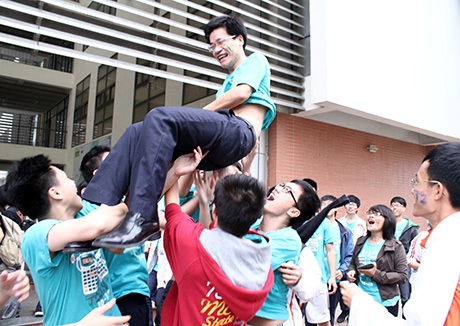 Thầy giáo chuyên Ams được học trò tung hô "thần may mắn" - 2 Học sinh 12 Toán 2 tung hô thầy giáo là thần may mắn mang về chức vô địch