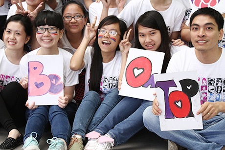 Thầy giáo chuyên Ams được học trò tung hô "thần may mắn" - 12 Các cổ động viên cute lớp chuyên Văn