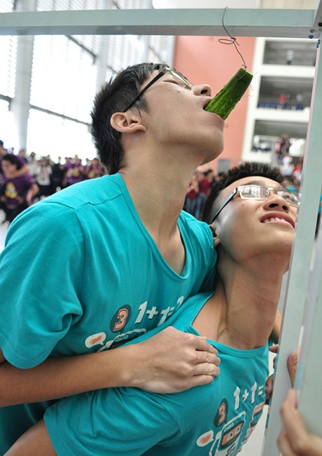 Thầy giáo chuyên Ams được học trò tung hô "thần may mắn" - 9 Trò thi ăn dưa chuột