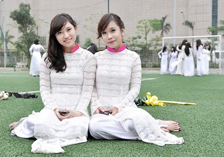 Sắc trắng tinh khôi ngập tràn Ngày hội áo dài chuyên Ams - 9 Sân bóng trường Ams là nơi gắn bó nhất với các học sinh