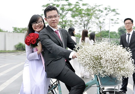 Sắc trắng tinh khôi ngập tràn Ngày hội áo dài chuyên Ams - 7 Vui quậy tưng bừng