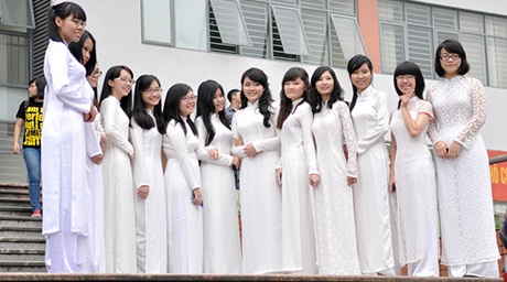 Sắc trắng tinh khôi ngập tràn Ngày hội áo dài chuyên Ams - 5 Sắc trắng tràn ngập sân trường Ams trong Ngày hội áo dài