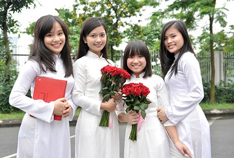 Sắc trắng tinh khôi ngập tràn Ngày hội áo dài chuyên Ams - 4 Các cô gái duyên dáng trường Ams