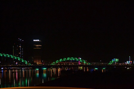 Giới trẻ Đà Nẵng “mê mệt” vẻ đẹp của 2 cây cầu mới - 2 Cầu Rồng về đêm hiện lên thật lung linh và huyền ảo