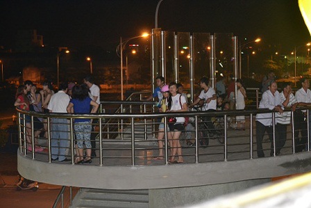 Giới trẻ Đà Nẵng “mê mệt” vẻ đẹp của 2 cây cầu mới - 9 Kiên nhẫn đứng chờ thời khắc rồng phun lửa