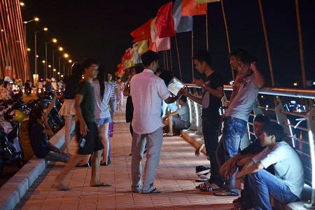 Giới trẻ Đà Nẵng “mê mệt” vẻ đẹp của 2 cây cầu mới - 7 Gặp nhau để “chém gió” về những câu chuyện hằng ngày